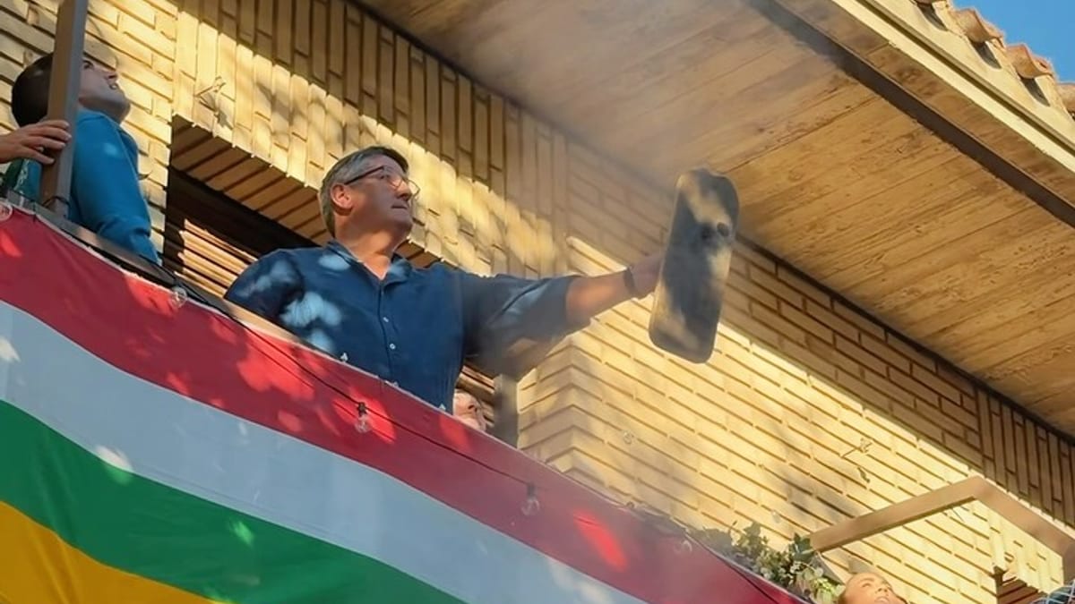 Celebración de las fiestas del Pilar en el barrio de Varea, Logroño, con decoración festiva y asistentes en la calle