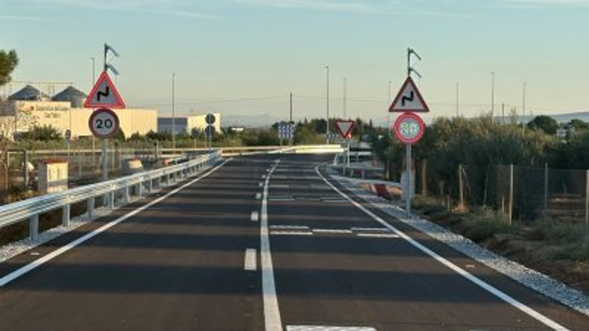 Nueva variante de Guareña: carretera y puente con señalización de tráfico que conecta la EX-105 y el Polígono Industrial