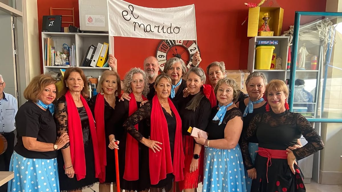 Actuación del grupo Variedades de Oro de Santa Rosa de Lima en la residencia de mayores Bouco 1 de Pinto