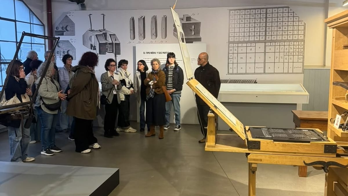 Grupo de vecinos de Ciempozuelos en una visita guiada a la Imprenta Municipal-Artes del Libro de Madrid