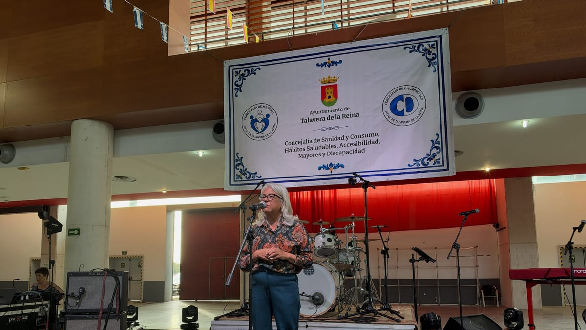 Grupo de personas mayores disfrutando de una tarde de verbena con música en directo en Talavera de la Reina