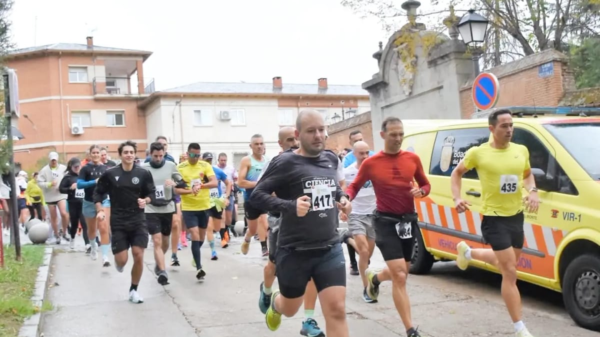 Participantes en la octava edición de la Vereda de los Guardias durante el recorrido entre Villaviciosa de Odón y Boadilla del Monte