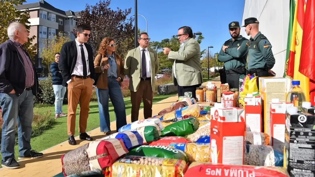 Acto de entrega de alimentos de la carrera Vereda de los Guardias a la Asociación Ayuda Solidaria con presencia de autoridades locales y organizadores