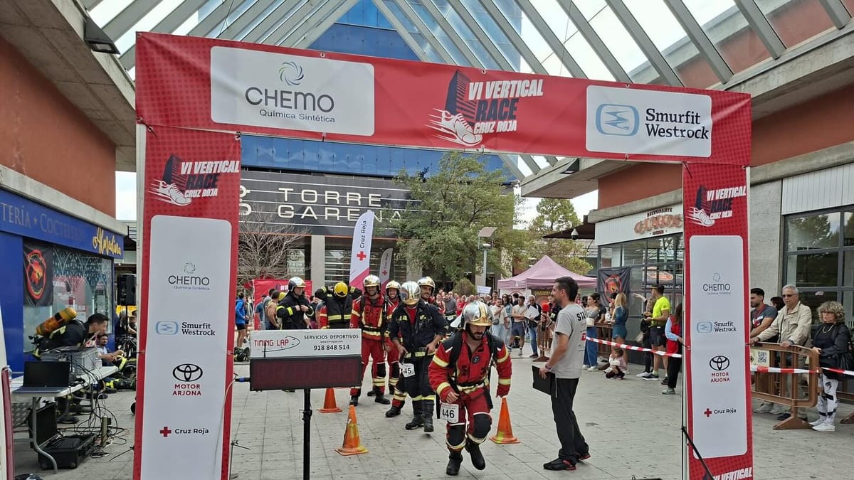 Participantes en la VI Carrera Vertical de Cruz Roja en la Torre Garena de Alcalá de Henares