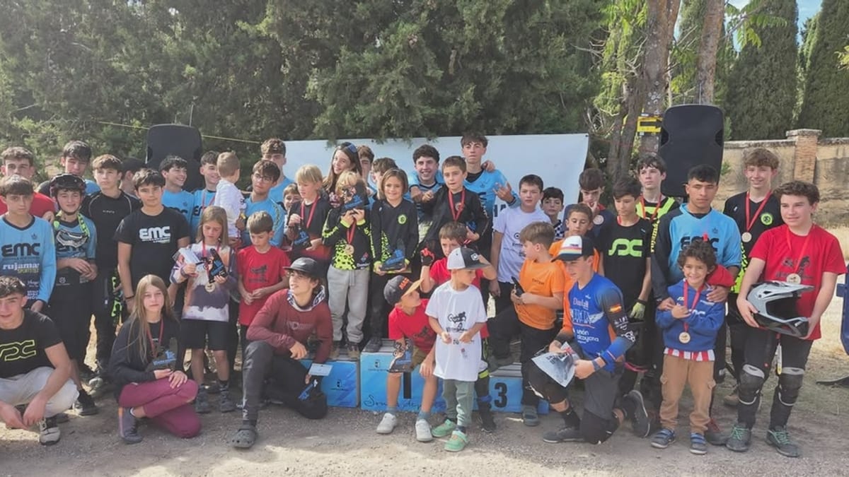 Grupo de jóvenes y niños riders posando para fotografía de grupo en el VI Minienduro de Cuenca