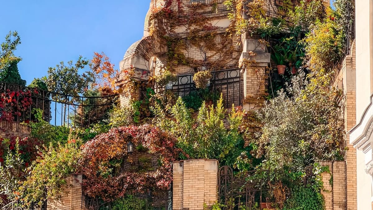 Casa dos Portugueses con su característica cúpula de azulejos y jardín en la azotea, ubicada en el solar donde Victor Hugo se alojó entre 1811 y 1812