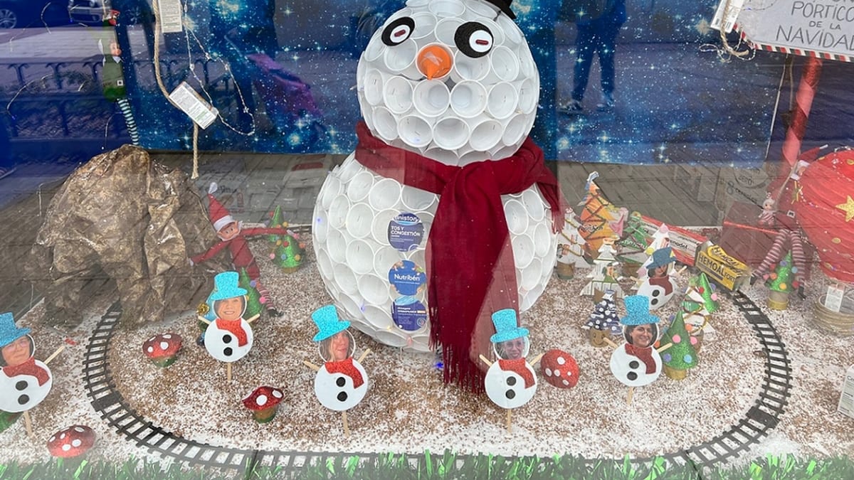 Escaparate ganador del Concurso de Escaparatismo Navideño de Fuenlabrada con decoración festiva en farmacia