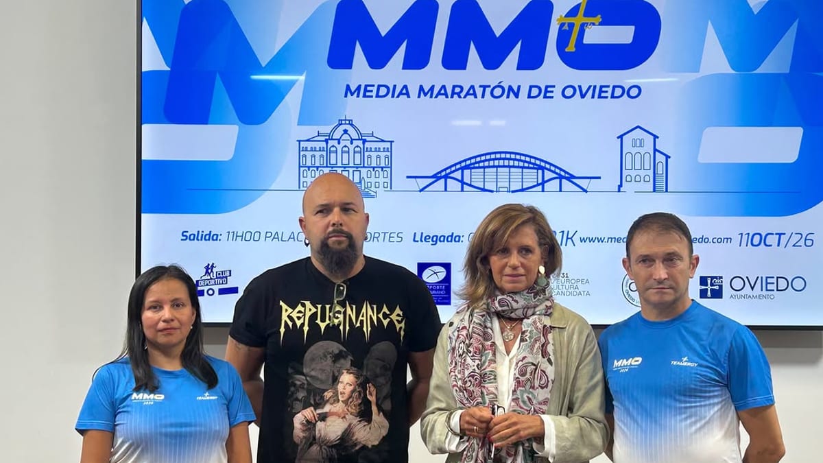 Presentación de la VII Media Maratón de Oviedo con representantes del Ayuntamiento, Club Deportivo Más o Menos y Asociación Moto Enlace Asturias