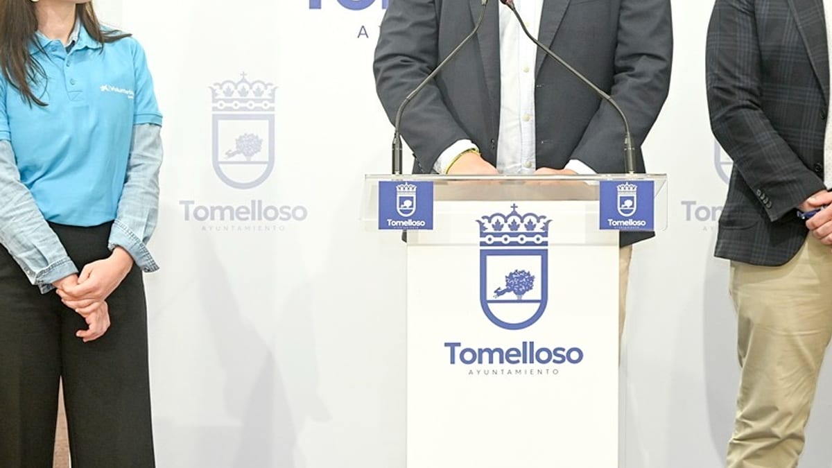Cartel de la VII Olimpiada de Mayores de Tomelloso con logotipos del Ayuntamiento, CaixaBank y datos del evento