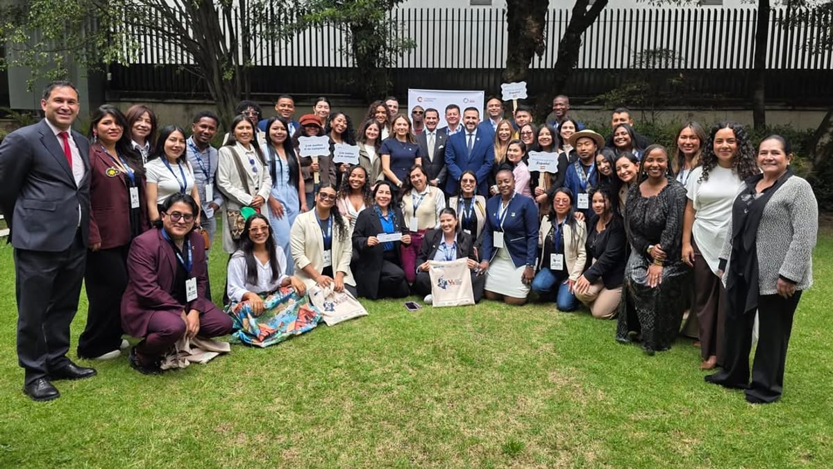 Grupo de participantes del Programa ICETEX-Fundación Carolina posando en el jardín de la Embajada de España en Colombia
