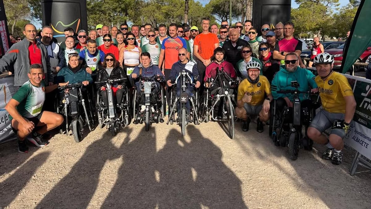 Participantes en la VIII Carrera Solidaria 'Virgen del Pilar' Memorial 'Alberto Puente' en el parque periurbano de La Pulgosa de Albacete