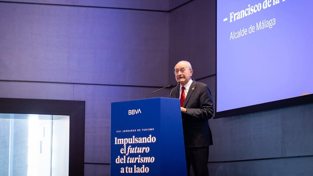El alcalde de Málaga Francisco de la Torre y José García Casteleiro, director de Banca de Empresas e Instituciones de BBVA España, en la inauguración de las VIII Jornadas de Turismo en el Hotel Barceló