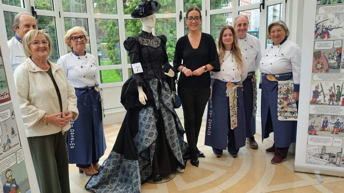 Personas en trajes de época posan junto a un maniquí vestido con ropa histórica en la exposición de Villa Magdalena