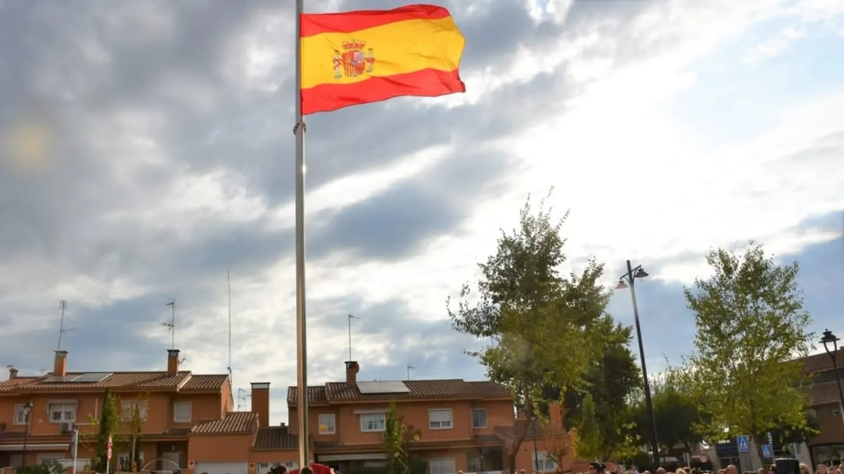 Acto de homenaje a la Guardia Civil en Villaviciosa de Odón con presencia del alcalde, autoridades militares y ciudadanía ante el monolito inaugurado