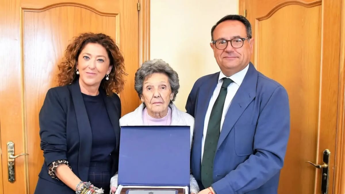 Rafaela Hita Garrido recibe placa conmemorativa del Ayuntamiento por su centésimo cumpleaños