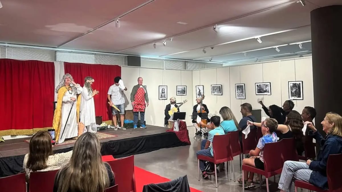 Escena de la escenificación teatral Los jardines del Rey con actores y decoración barroca en el Coliseo de la Cultura de Villaviciosa de Odón