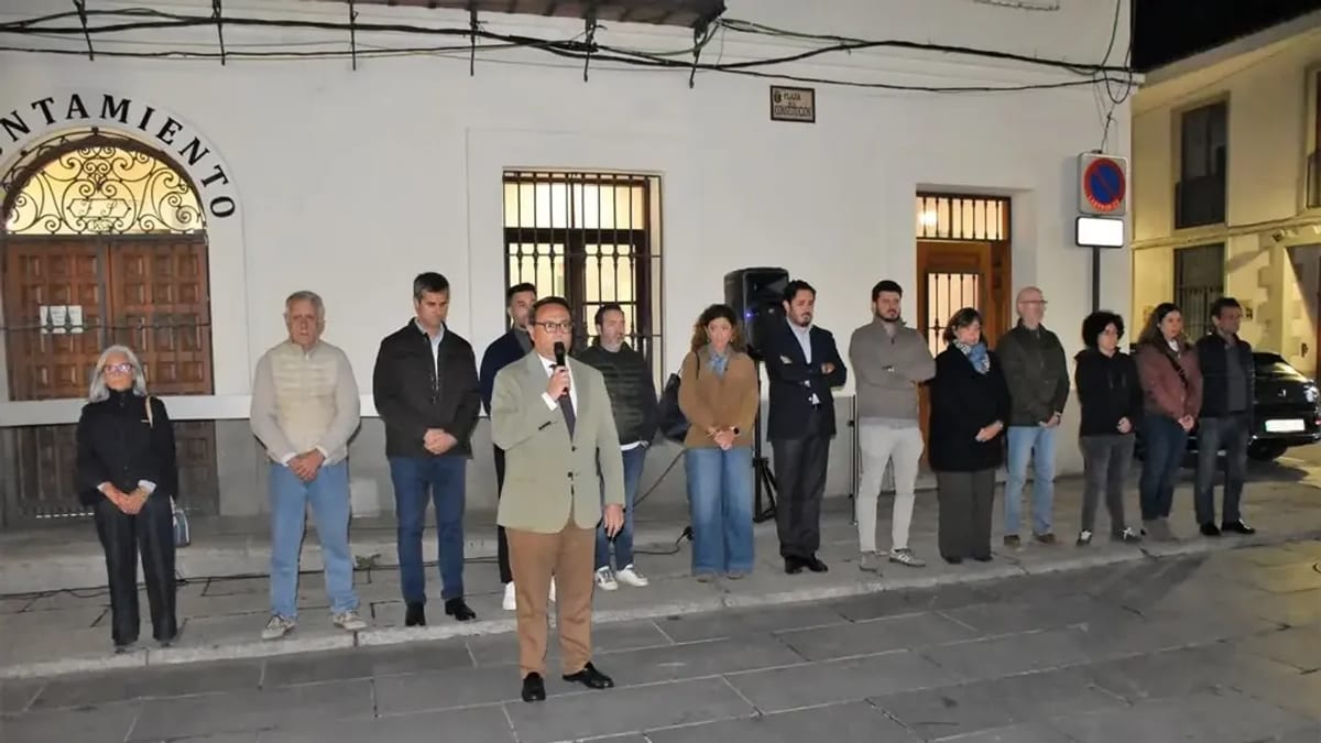 Plaza de la Constitución de Villaviciosa de Odón durante el minuto de silencio en recuerdo a las víctimas del accidente ferroviario de Urda