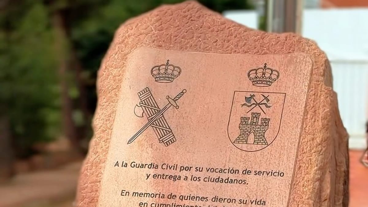 Monolito en homenaje a la Guardia Civil durante el izado de bandera en Villaviciosa de Odón