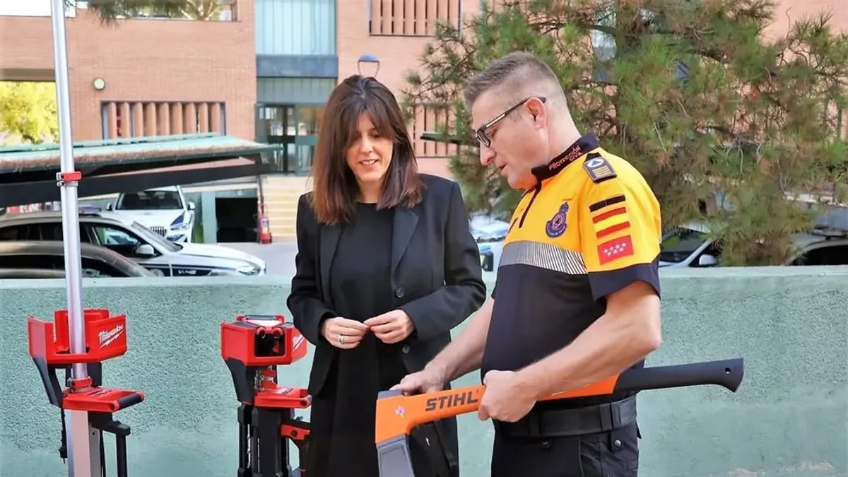 Concejal de Seguridad María San Román junto al coordinador jefe de Protección Civil Juan Manuel Vaquero y voluntarios durante la entrega de material especializado en la sede de la agrupación