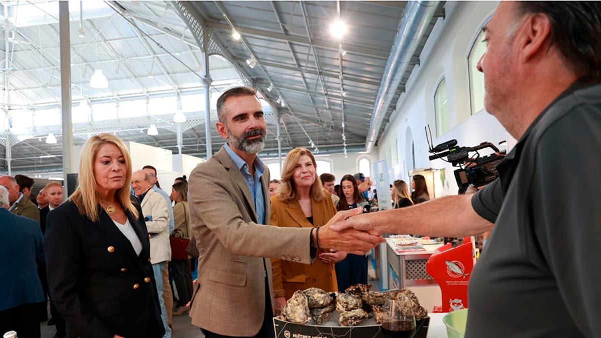 Acto de inauguración de VIMAR 2026, la Feria del Vino y el Mar en Huelva, con representantes de la Junta de Andalucía