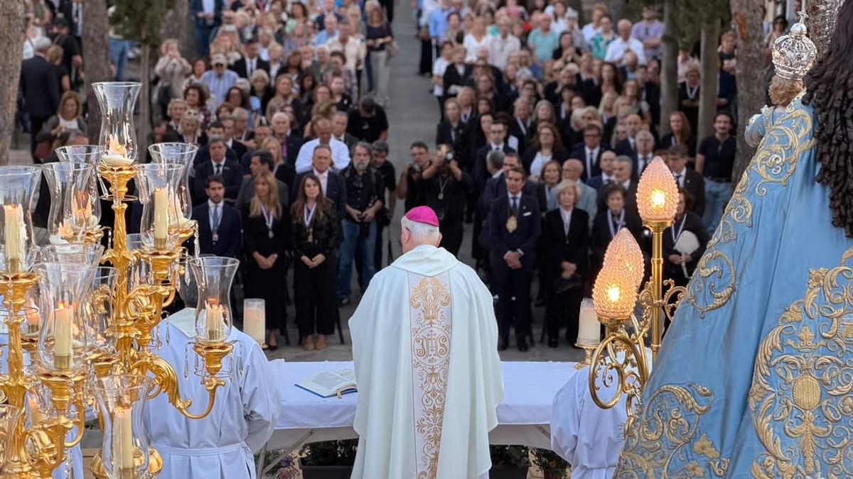 La Virgen de la Fuensanta en el cementerio municipal de Nuestro Padre Jesús durante su peregrinación del centenario de la Coronación Canónica