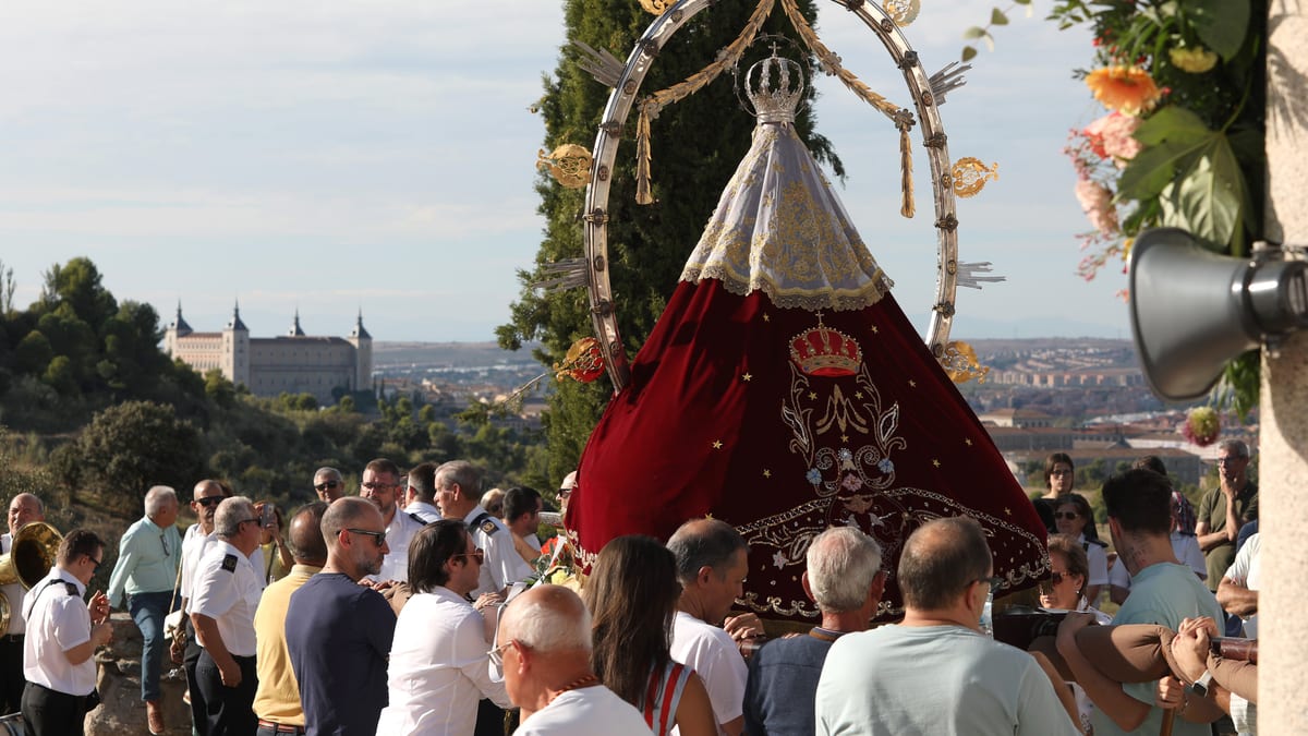 Procesión de la Virgen de la Guía desde su ermita en la Academia de Infantería de Toledo el 12 de octubre