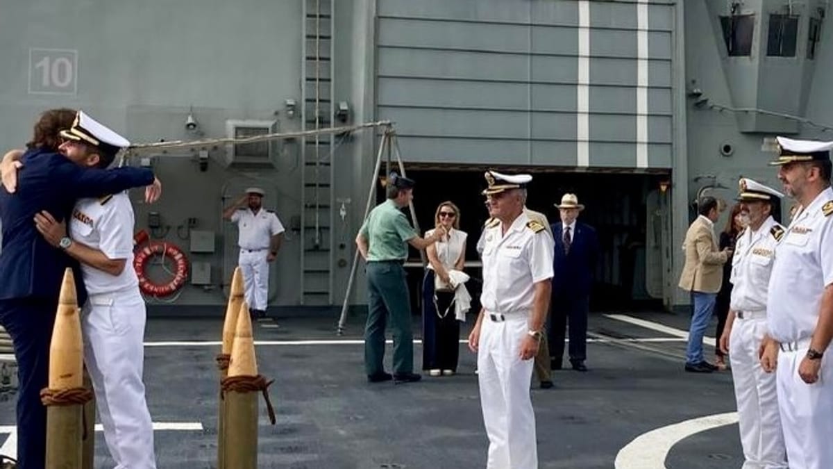 Fragata Méndez Núñez (F-104) de la Armada Española en el puerto de Cádiz durante visita institucional