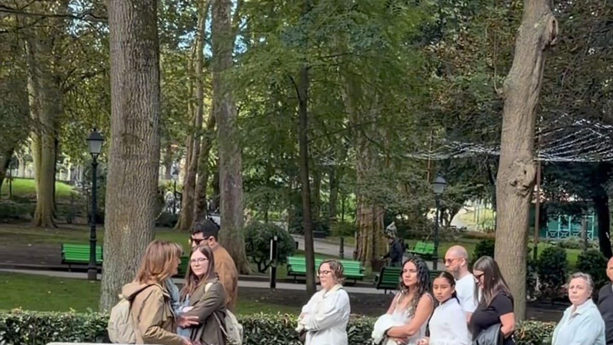 Participantes en las visitas guiadas del Día Mundial del Turismo en Oviedo, descubriendo patrimonio e historia de la ciudad asturiana