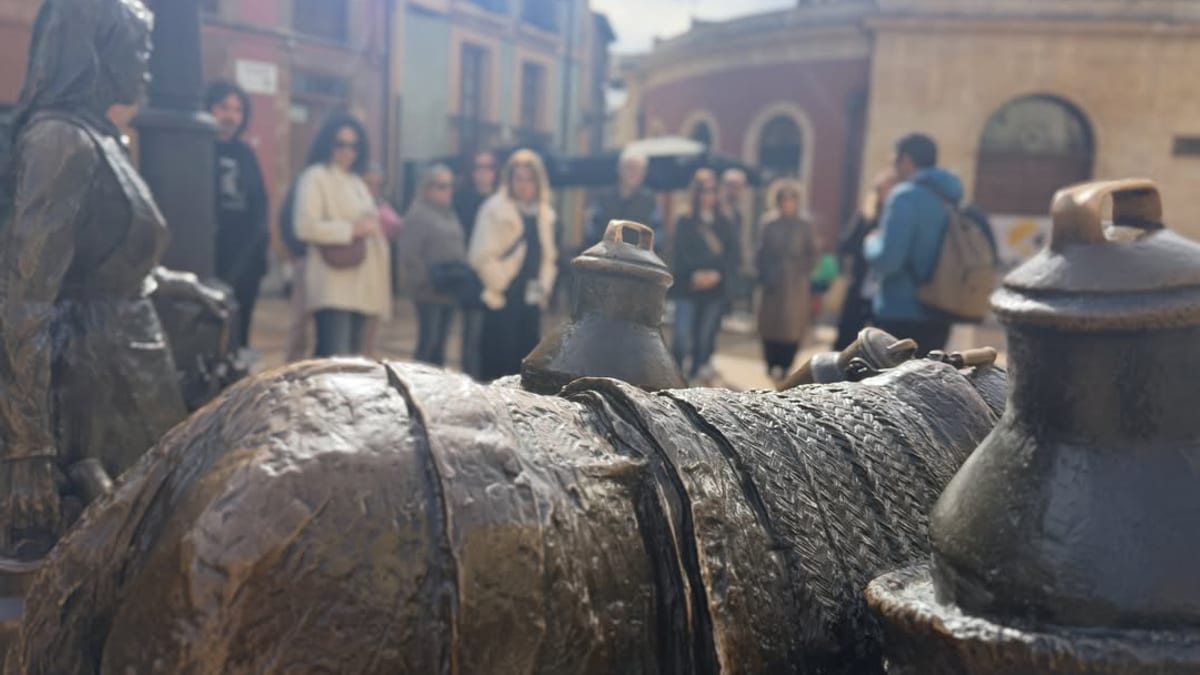 Participantes en la visita guiada del Día Mundial del Turismo por Oviedo