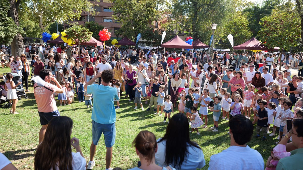 Actividades de Vive tu Parque en el Parque de María Luisa de Sevilla con carpas, circo infantil y visitantes disfrutando en el Día de la Hispanidad