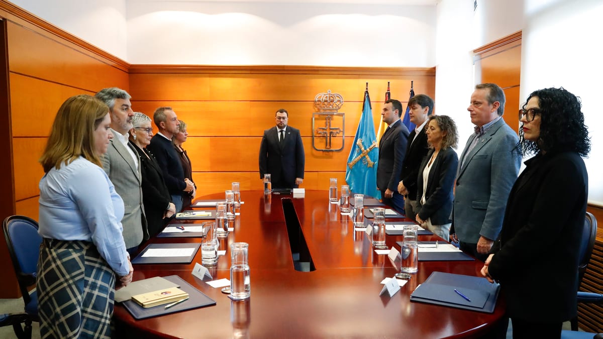 Reunión del Consejo de Gobierno del Principado de Asturias en sala de juntas con autoridades