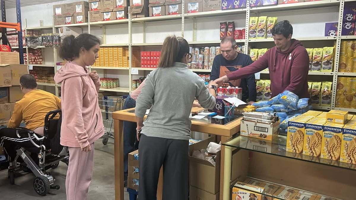 Grupo de personas usuarios del Centro Ocupacional Estrella de Elola colaborando como voluntarios en el Centro Social Vicente Ferrer de Valdemoro