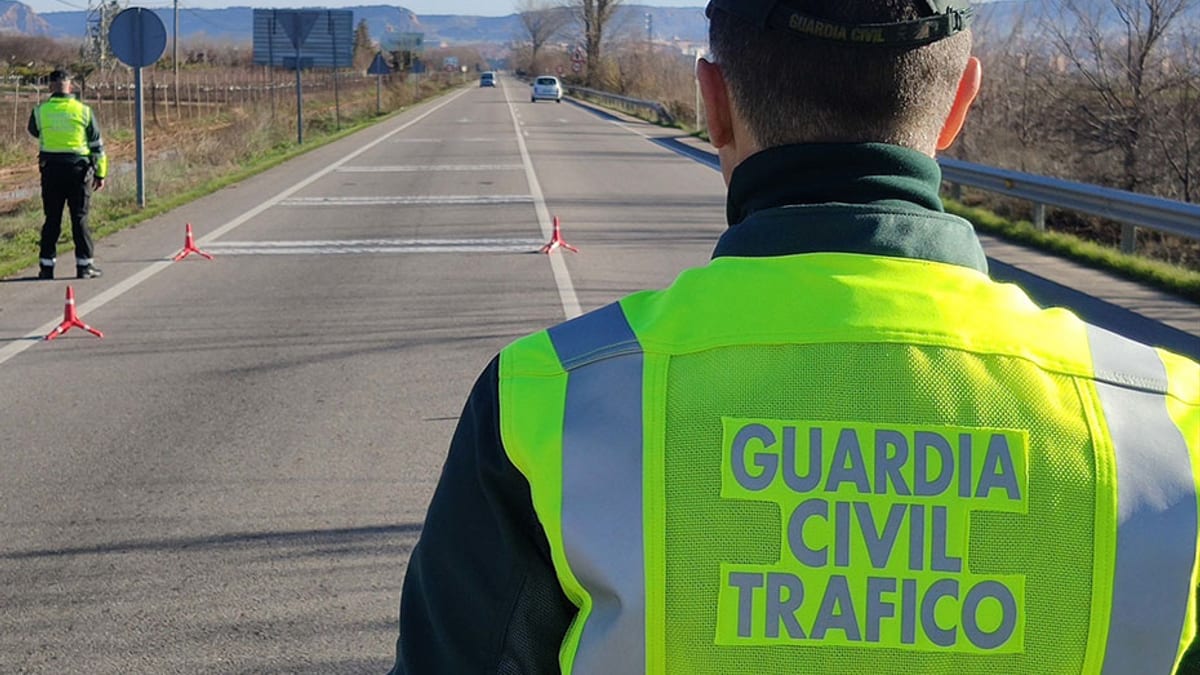 Agentes de la Guardia Civil de Tráfico en la escena del accidente