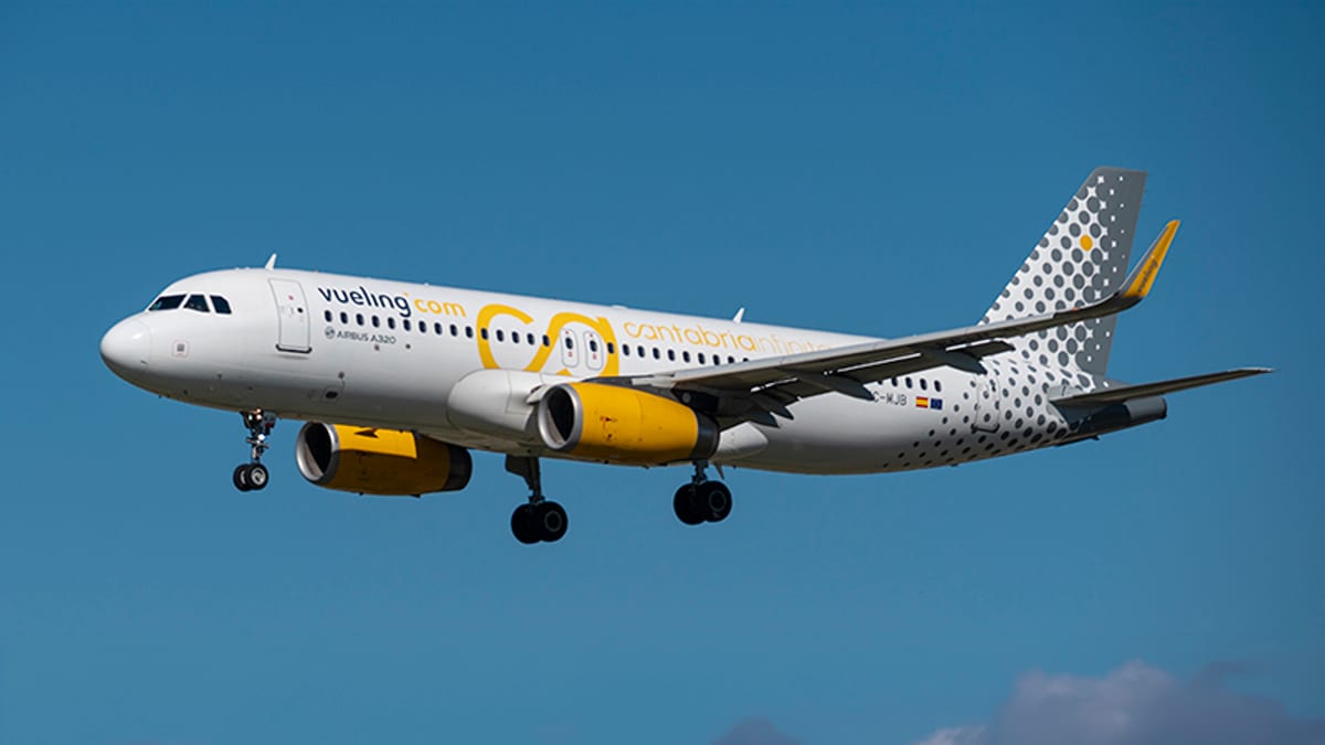 Aeronave de Vueling con la imagen de Cantabria Infinita en el fuselaje