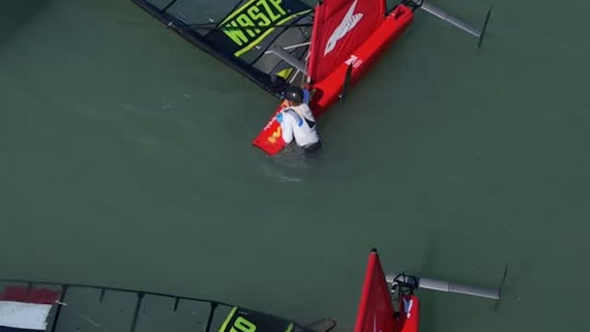 Dos tablas de foiling con velas rojas vistas desde arriba en el agua durante la competición WASZP All-Stars de Cádiz