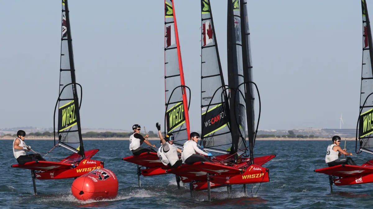 Participantes en regata WASZP All-Stars división 8.2 en Cádiz con condiciones de viento óptimas