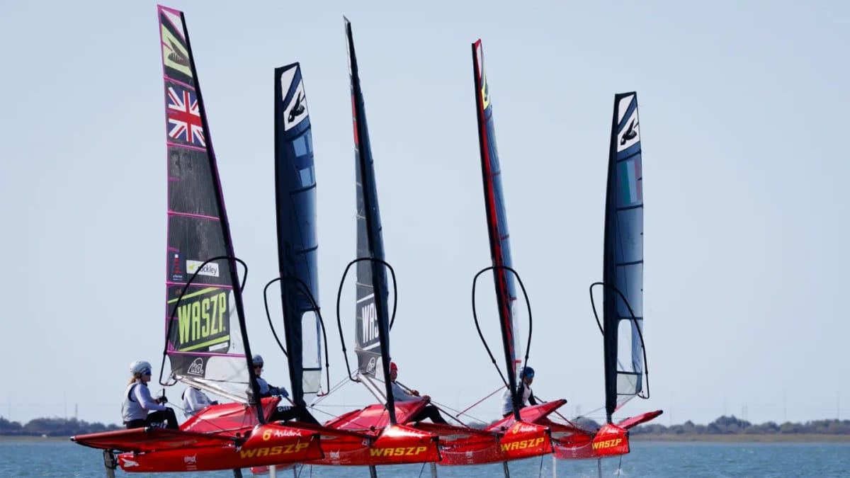 Momento de la primera jornada del WASZP All-Stars en Cádiz, con embarcaciones equipadas con tecnología foiling navegando en la división 7.5