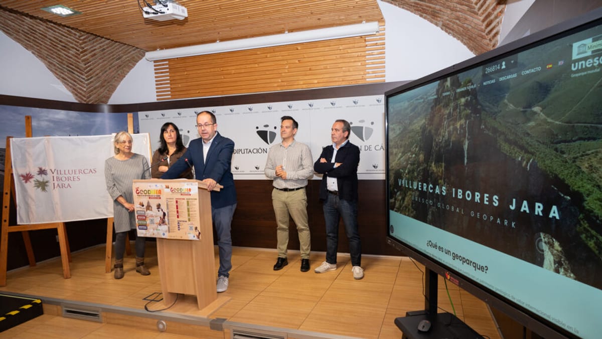 Cartel informativo de la X Geodisea en el Geoparque Villuerca-Ibores-Jara, programa de actividades del 6 al 29 de noviembre organizado por la Diputación de Cáceres