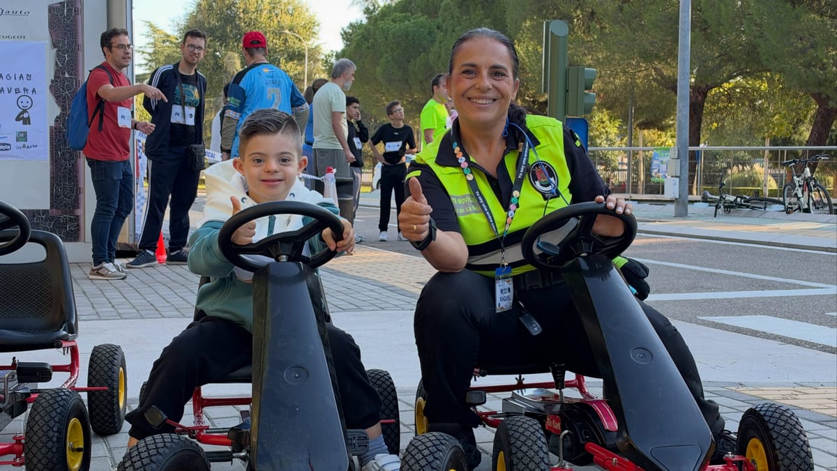 Niño y mujer en kart durante la XII Carrera Solidaria de la Vuelta al Cole contra la Leucemia Infantil en Talavera de la Reina