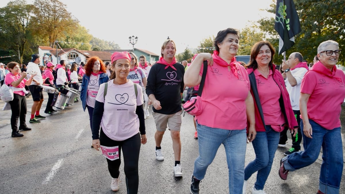 Participantes en la XIII Marcha de Anjanas Solidarias vistiendo ropa rosa en Puente San Miguel