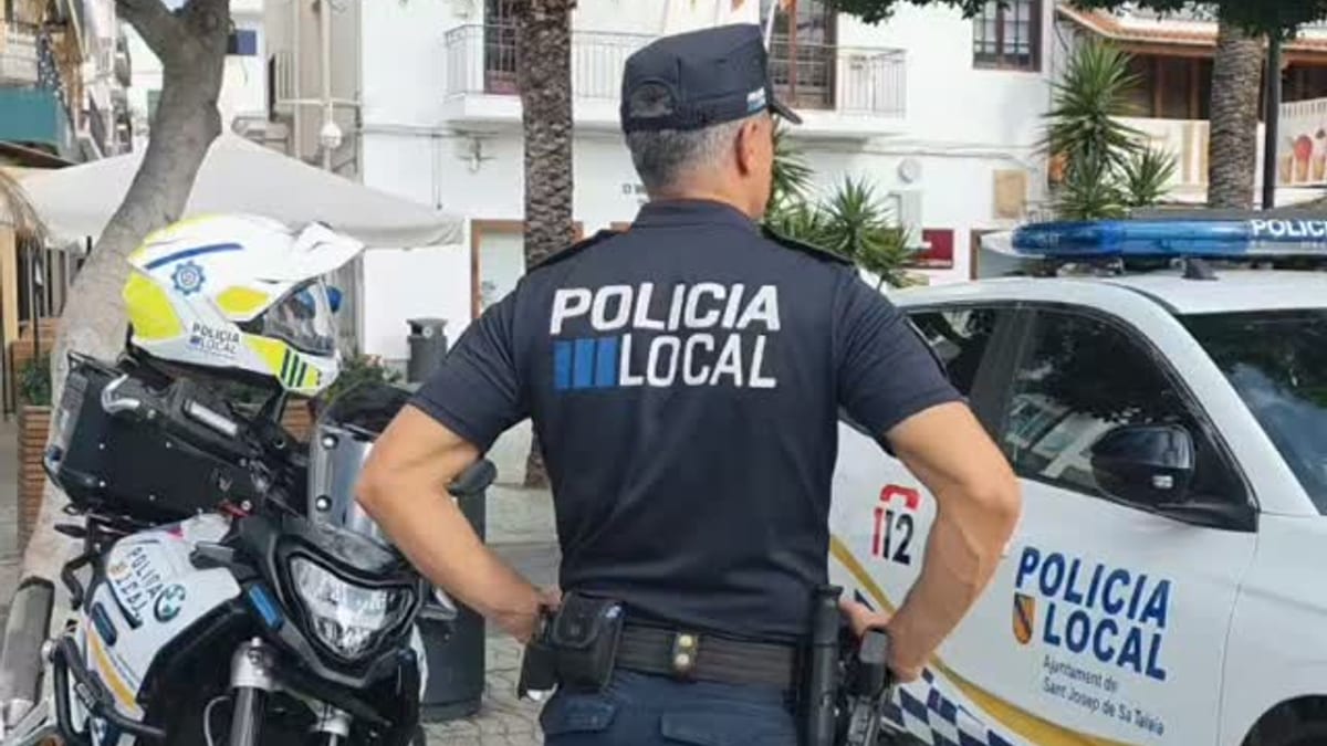 Vehículos de Policía Local y emergencias durante la XIX Diada de la Policía Local de Ibiza en el Passeig de ses Fonts