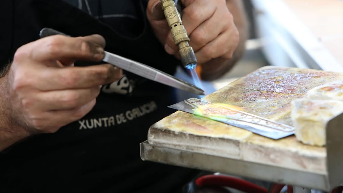 Cartel informativo de la Xunta de Galicia sobre apoyo a 97 entidades artesanas con 274.000 euros