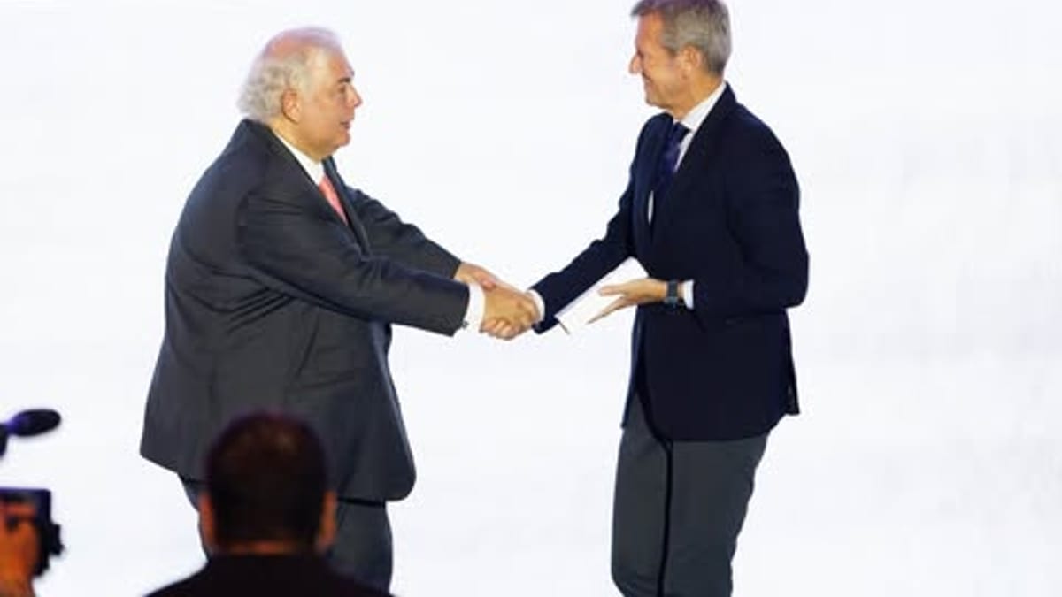 Acto de entrega de los premios Empresa del Año Banco Sabadell con representantes de la Xunta de Galicia