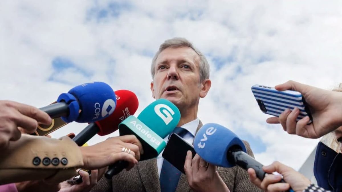Autoridad siendo entrevistado por medios de comunicación sobre la respuesta de Galicia