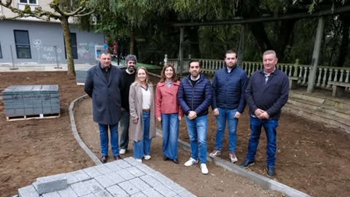 La conselleira Ánxeles Vázquez en la plaza Alexandre Bóveda de Oroso durante la presentación del plan de refugios climáticos