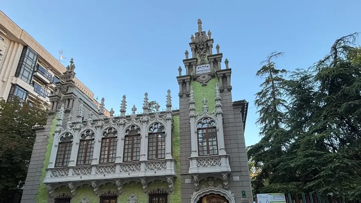 Primer teniente de alcalde Francisco Navarro recibe a participantes de la XVI concentración nacional de Mercedes W107 frente al Museo Municipal de la Cuchillería de Albacete