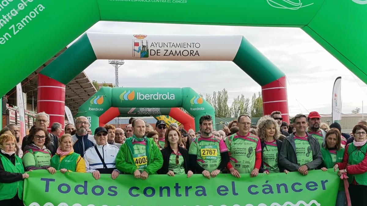 Participantes de la XVIII Carrera Mucho X Vivir en Zamora contra el cáncer de mama, con presencia de la Diputación de Zamora e Iberdrola
