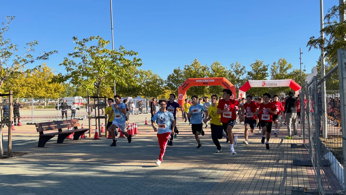 Estudiantes de secundaria y bachillerato de Illescas en las primeras carreras del XVIII Cross Escolar