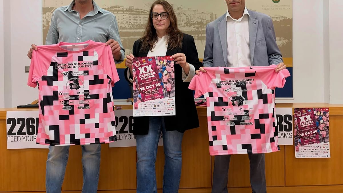 Cartel de la XX Carrera Popular de Talavera de la Reina del 15 de octubre, sostenido por una mujer