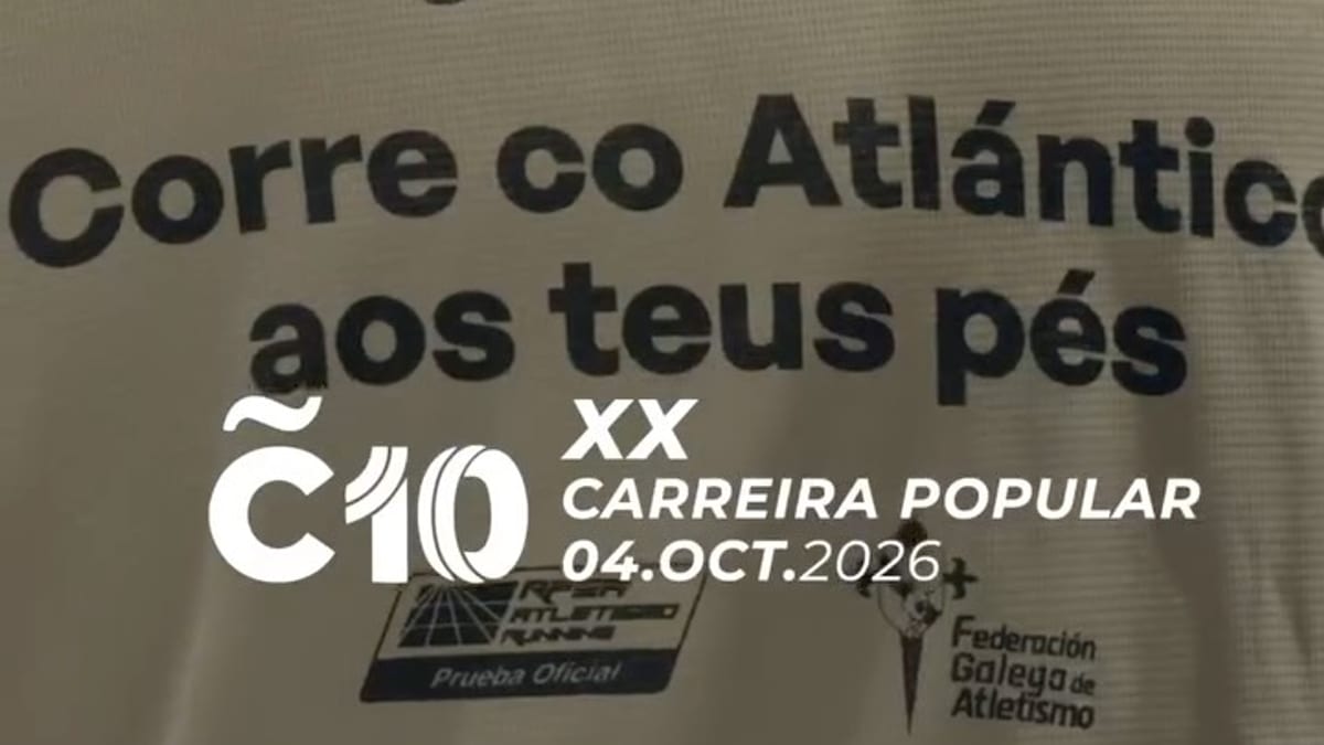 Participantes en la XX edición de la carrera popular C10 de A Coruña con el Atlántico al fondo